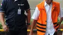 Mantan Menteri Sosial Idrus Marham (kanan) tiba di Gedung KPK, Jakarta, Rabu (29/11). Idrus diperiksa sebagai tersangka terkait dugaan menerima suap Rp 4,8 miliar proyek PLTU Riau-1. (Merdeka.com/Dwi Narwoko)
