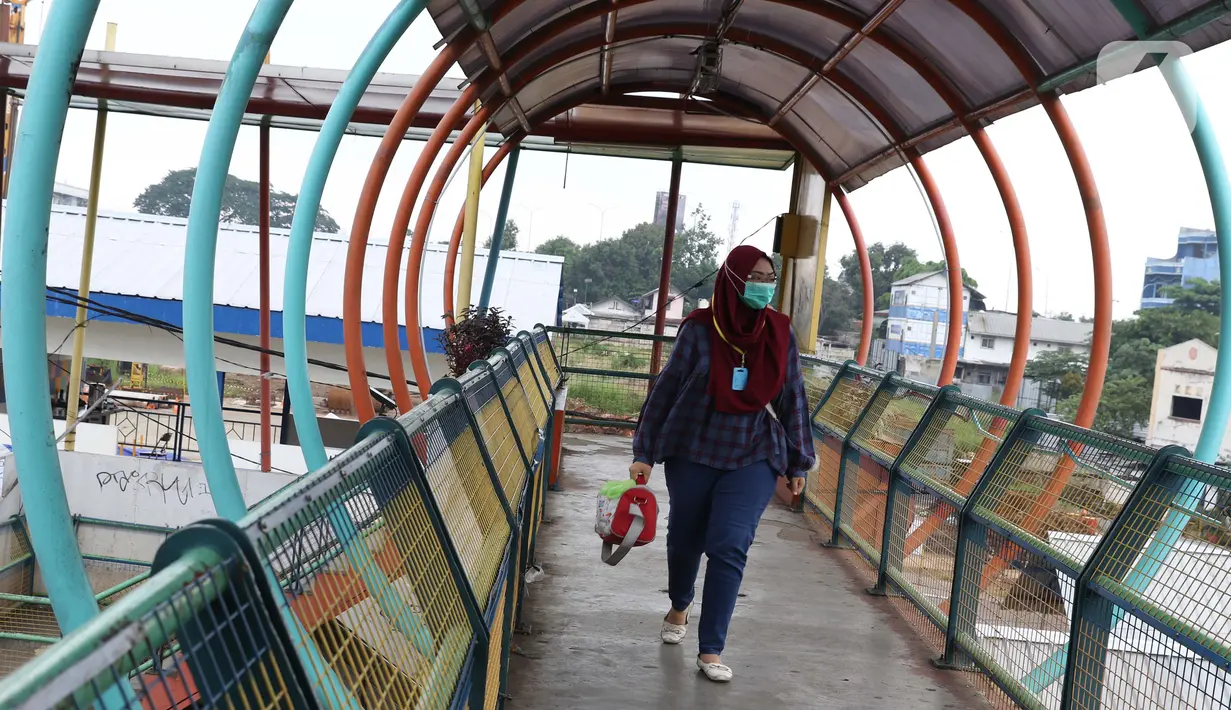 Pejalan kaki melintasi JPO di Jalan Margonda Raya, Kota Depok, Jawa Barat, Minggu (12/4/2020). Menteri Kesehatan menyetujui menerapkan Pembatasan Sosial Berskala Besar (PSBB) di wilayah Kota Depok yang akan dimulai, Rabu (15/4) dalam pencegahan COVID-19. (Liputan6.com/Helmi Fithriansyah)