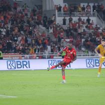 Momen pemain Persija, Allano mencetak gol ke gawang Bhayangkara pada lanjutan BRI Super League 2025/2026 di SUGBK, Senayan, Jakarta hari Senin (29/12/2025) malam WIB. (Muhammad Iqbal Ichsan/Bola.com)