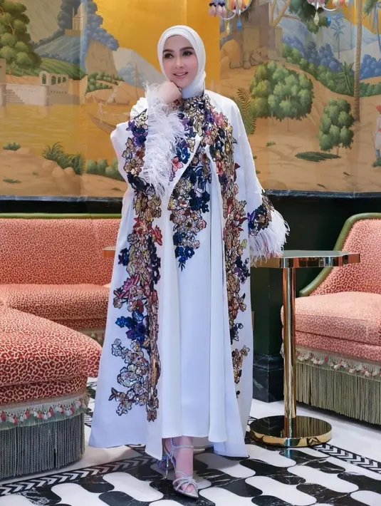 Syahrini tampil menawan dibalut dress putih dengan bordir floral dan aksen bulu pada ujung lengannya. [Foto: Instagram/princessyahrini]