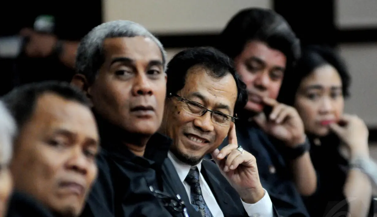 Sri Bintang Pamungkas (dua kiri) turut menghadiri pertemuan di Gedung DPR, Jakarta, (9/10/14). (Liputan6.com/Andrian M Tunay)  