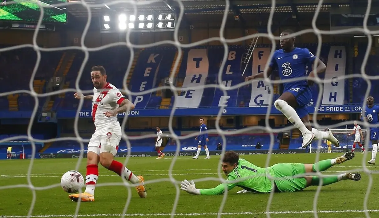 Pemain Southampton Danny Ings mencetak gol ke gawang Chelsea pada pertandingan pada pertandingan Liga Premier Inggris di Stamford Bridge, London, Inggris, Sabtu (17/10/2020). Pertandingan berakhir dengan skor 3-3. (Matthew Childs/Pool via AP)
