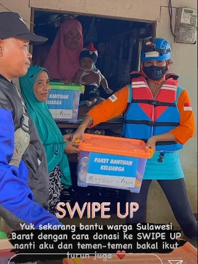 7 Potret Awkarin Jadi Relawan Banjir di Kalimantan Selatan Ini Tuai Pujian