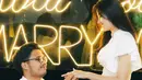 <p>Ochi Rosdiana sebentar lagi akan menjadi istri, setelah kekasihnya mengajaknya menikah dengan mengeluarkan kotak cincin yang akan diberikan kepada Ochi. Backdrop lamaran tampak romantis dengan hiasan bunga mawar dan led lampu bertuliskan Will You Marry Me. [@ochi24]</p>