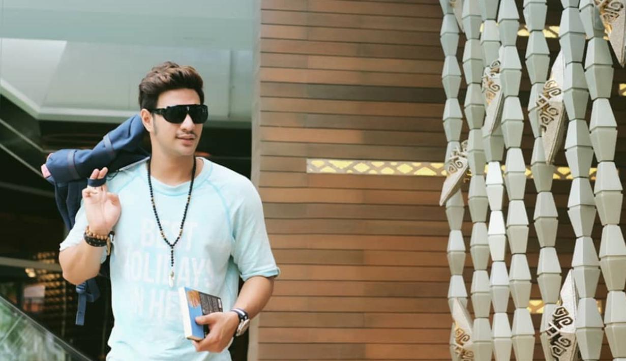 Suami Irish Bella yang baru saja dikaruniai anak laki-laki ini semakin modis dan kekinian kala menggunakan kacamata hitam serta kaos putih polos. (Liputan6.com/IG/@ammarzoni)