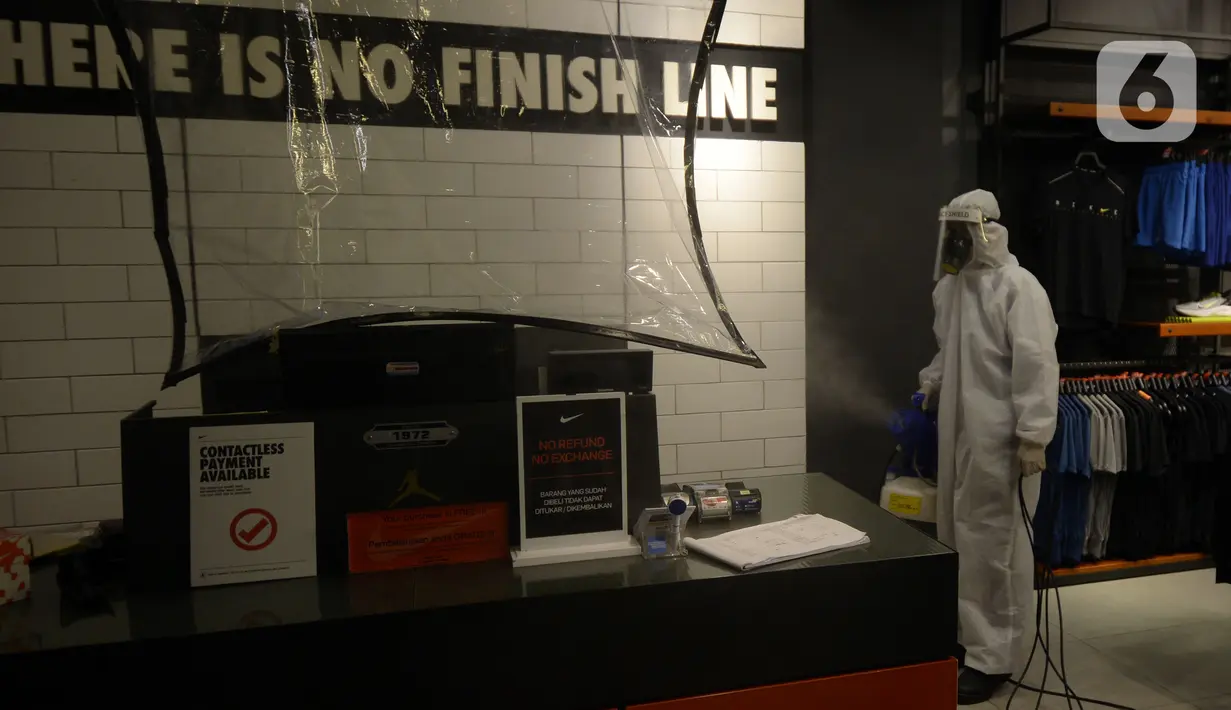 Petugas kesehatan melakukan penyemprotan disinfektan di Aeon Mall, BSD City, Kabupaten Tangerang, Banten, Jumat (7/8/2020). Penyemprotan dilakukan sebagai upaya pencegahan penularan setelah dua pegawai terindikasi positif COVID-19. (merdeka.com/Dwi Narwoko)