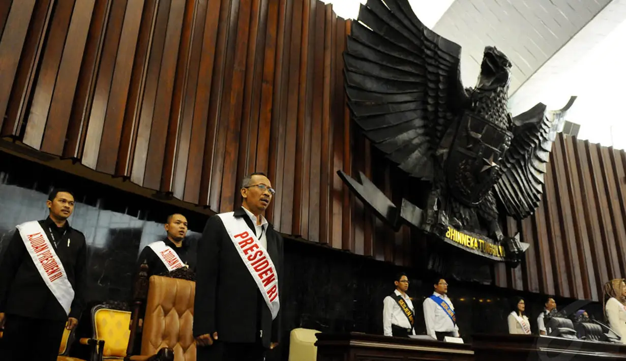 Di panggung pimpinan, sudah bersiap jajaran Pimpinan Sementara DPR, di belakangnya ada Sekjen DPR, Sekjen MPR, Sekjen DPD‎ yang diperankan model peraga, Jakarta, (30/9/14). (Liputan6.com/Andrian M Tunay)