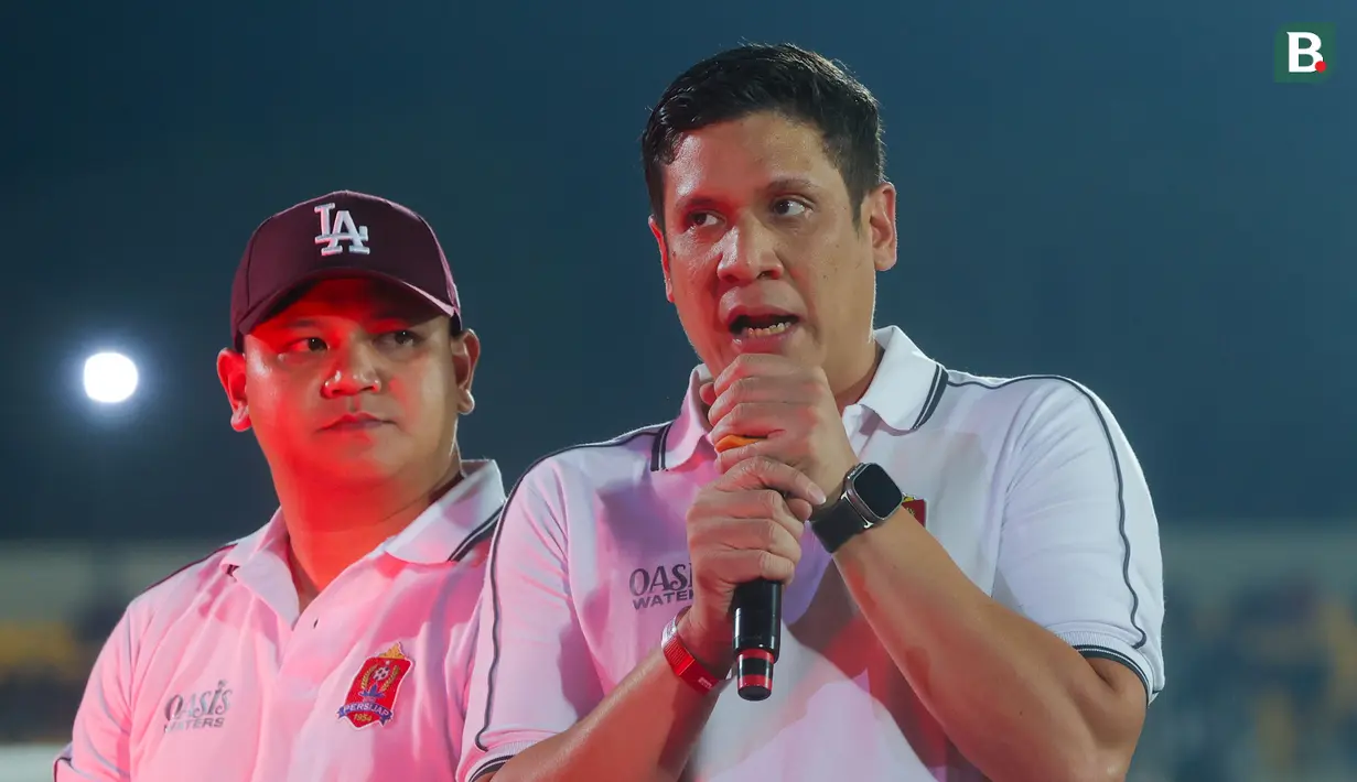 Presiden Persijap Jepara, M Iqbal Hidayat, memberikan sambutan saat memperkenalkan skuad untuk mengarungi Super League musim 2025/2026 di Stadion Gelora Bumi Kartini (GBK) Jepara, Sabtu (26/7/2025). (Bola.com/M. Iqbal Ichsan)