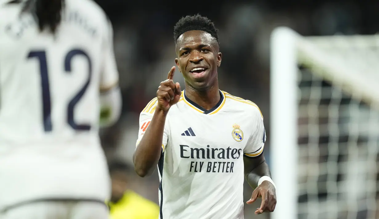 Penyerang Real Madrid Vinicius Junior melakukan selebrasi setelah mencetak gol kedua timnya ke gawang Deportivo Alaves dalam laga jornada 36 La Liga 2023/2024 di Santiago Bernabeu, Rabu (15/5/2024) dini hari WIB. (AP Photo/Jose Breton)