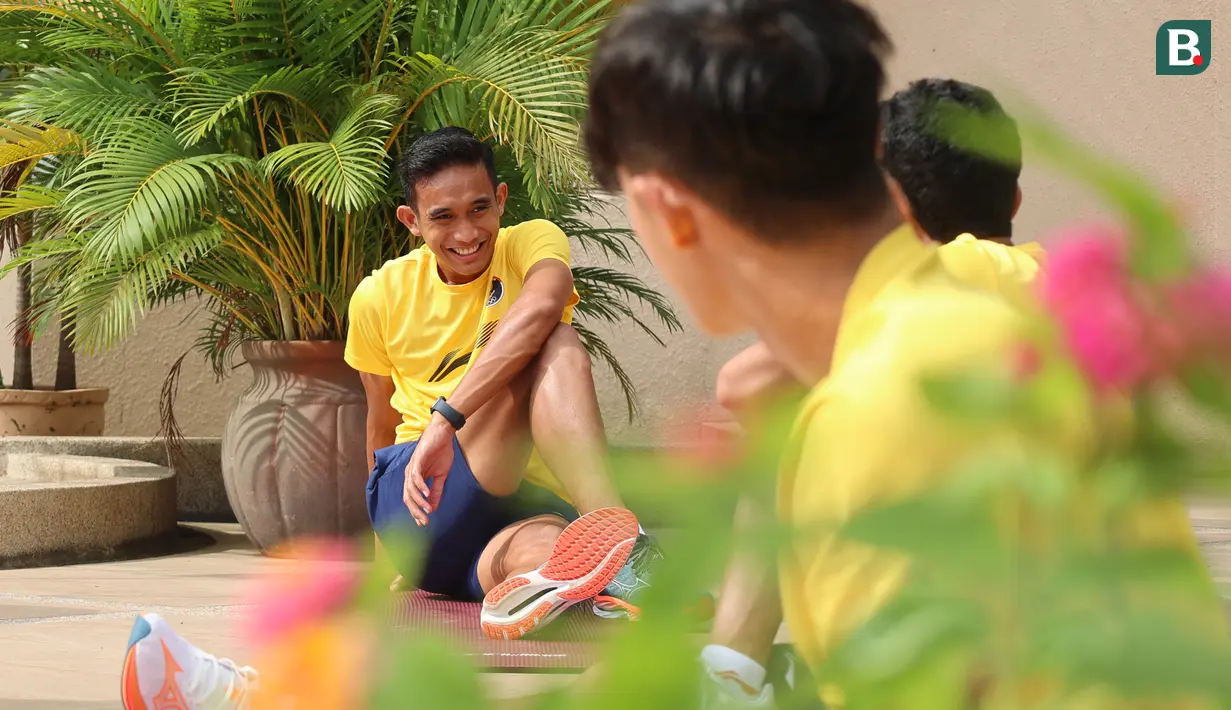 Pemain Timnas Indonesia U-22, Rizky Ridho melakukan sesi latihan ringan di Hotel Phnom Penh, Kamboja, Minggu (30/4/2023). Latihan tersebut dilakukan dalam rangka mengembalikan kebugaran para pemain setelah pertandingan melawan Filipina di Grup A SEA Games 2023. (Bola.com/Abdul Azis)
