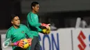 Penjaga gawang Timnas Indonesia, Anditany (kiri) melakukan latihan jelang laga pertama semifinal Piala AFF 2016 di Stadion Pakansari, Bogor (2/12). Indonesia akan berlaga lawan Vietnam, Sabtu (3/12). (Liputan6.com/Helmi Fithriansyah)
