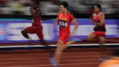 Pelari China, Su Bingtian (tengah) memacu kecepatan saat berkompetisi pada Final nomor Lari 100 meter putra Asian Games 2018 di Stadion Gelora Bung Karno, Jakarta, Minggu (26/8). Su Bingtian meraih emas dengan catatan waktu 9,92 detik. (AFP/Martin BUREAU)