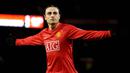 8. Dimitar Berbatov (Manchester United) - Striker berdarah Bulgaria ini hampir saja berseragam Manchester City. Namun karena dijemput langsung Sir Alex Fergusen di bandara membuatnya tak mampu menolak pinangan Setan Merah. (AFP/Andrew Yates)