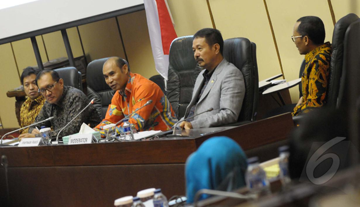 Victor Laiskodat (tengah), menjadi pembicara saat seminar di Gedung DPR, Jakarta Jumat (13/2/2015). Seminar membahas tentang Strategi Penanggulangan Kemiskinan diIndonesia. (Liputan6.com/Andrian M Tunay)