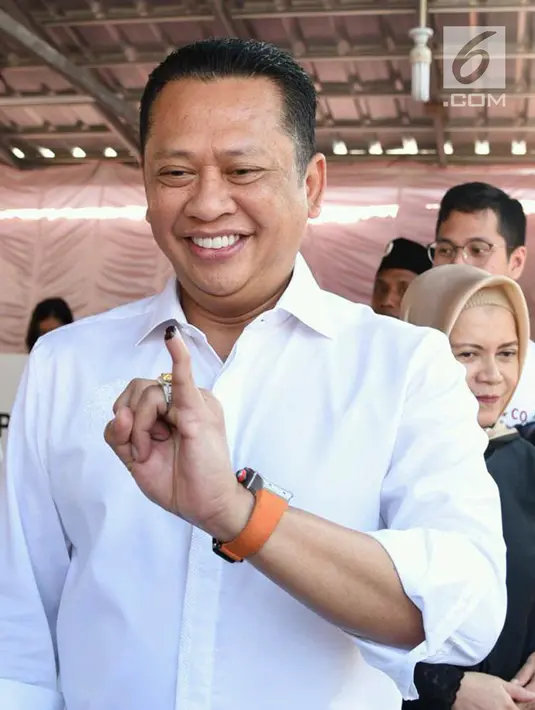 Ekspresi Ketua DPR RI Bambang Soesatyo usai menggunakan hak pilihnya di Tempat Pemungutan Suara (TPS) 15, Kelurahan Purbalingga Lor, Kecamatan Purbalingga, Kabupaten Purbalingga, Jawa Tengah, Rabu (17/4). (Liputan6.com/Pool/Humas DPR)