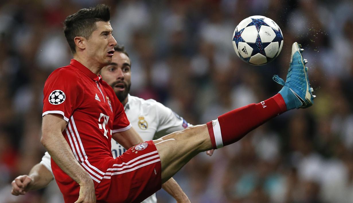 Pemain Bayern Munchen, Robert Lewandowski mengontrol bola saat diadang pemain Real Madrid pada leg kedua perempatfinal Liga Champions di Santiago Bernabeu stadium, Madrid, (18/4/2017). Real Madrid menang 4-2. (AP/Francisco Seco)