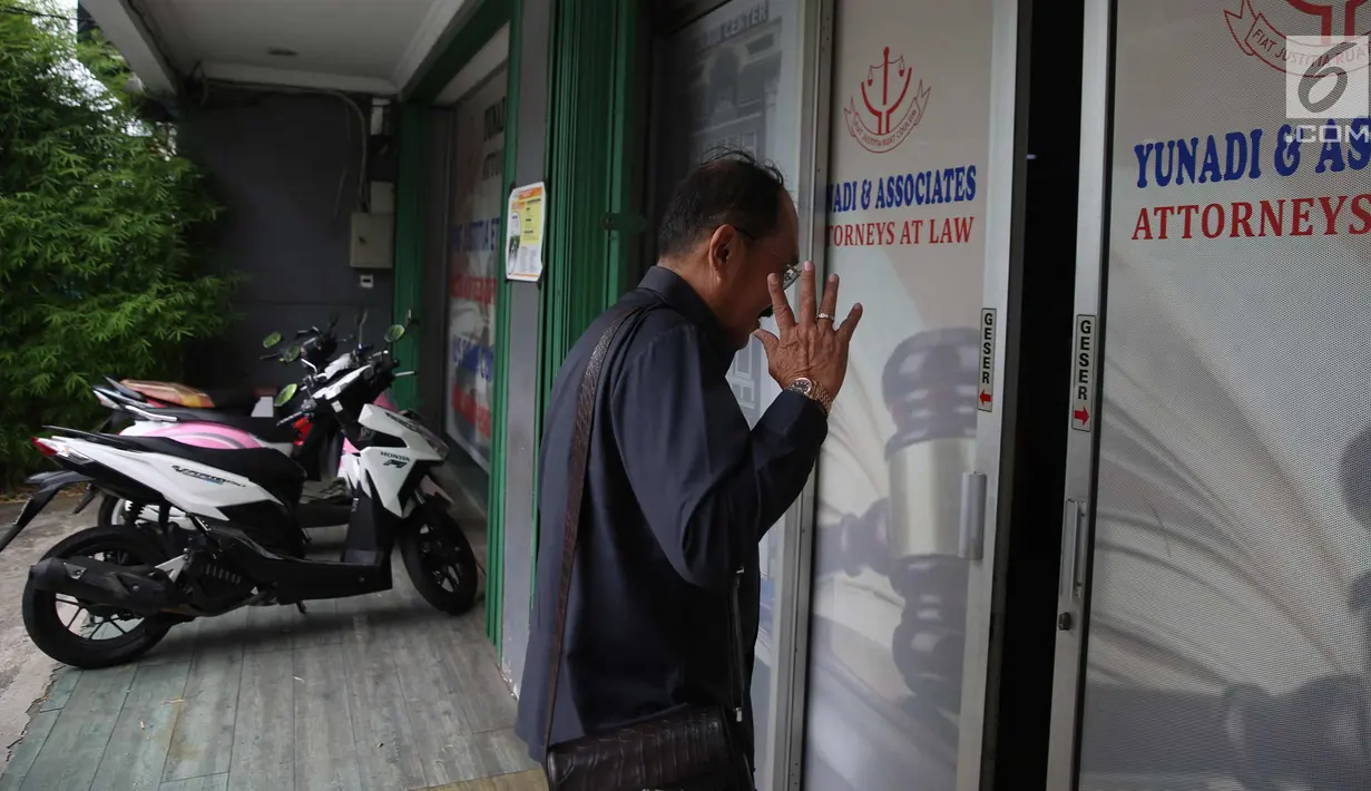 Pengacara Fredrich Yunadi tiba di kantornya Yunadi and Associates di Jalan Sultan Iskandar Muda, Jakarta (11/1). Belasan penyidik KPK dipimpin Ambarita Damanik, sekitar pukul 10.00 WIB, mulai memasuki kantor Fredrich Yunadi. (Liputan6.com/Johan Tallo)