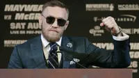 Gaya Conor McGregor memberikan sambutan pada konferensi pers jelang duel melawan Floyd Mayweather Jr. di MGM Grand, Las Vegas, (23/8/2017). (AP/John Locher)