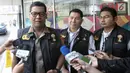 Ketua Tim Media Satgas Antimafia Bola Komisaris Besar Argo Yuwono memberikan keterangan pers terkait Penggeledahan kantor baru PSSI di FX Tower, Jakarta, Rabu (30/1). (Liputan6.com/Faizal Fanani)
