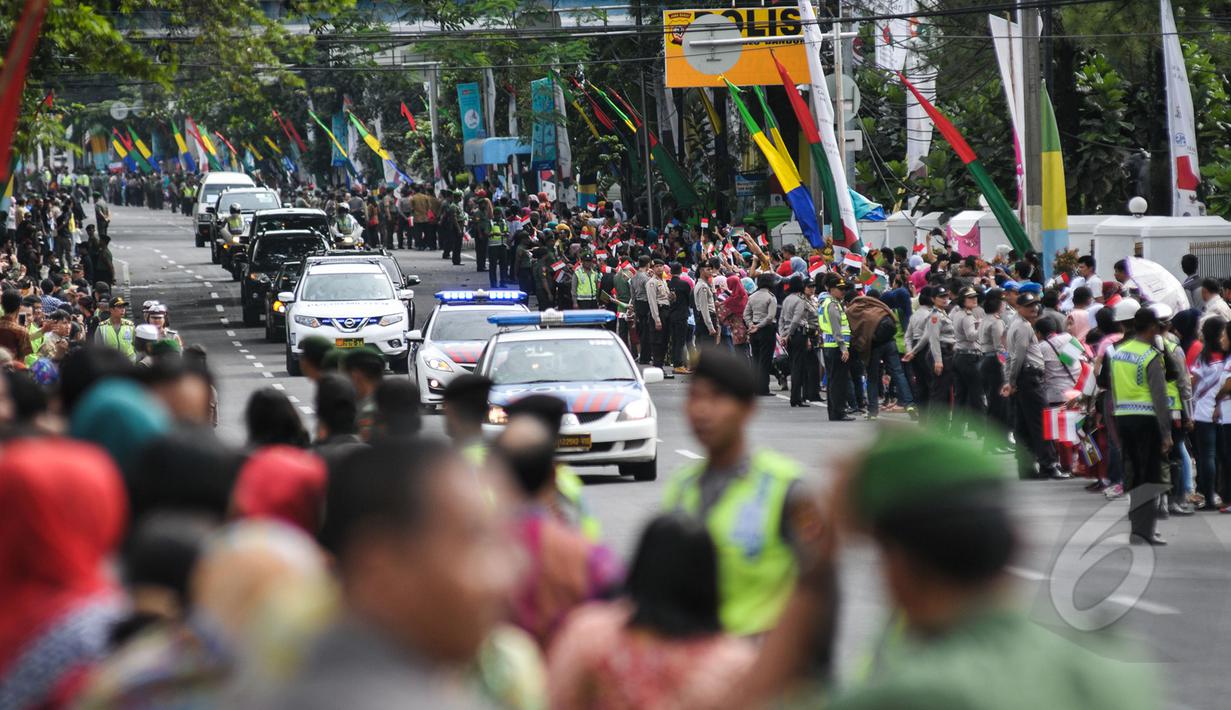 Warga dan pelajar menyambut rombongan Para kepala Negara dan delegasi dari Asia dan Afrika mengikuti 'Historical Walk' dalam rangkaian Peringatan KAA ke-60, di Bandung, Jumat (24/4/2015). (Liputan6.com/Faizal Fanani)