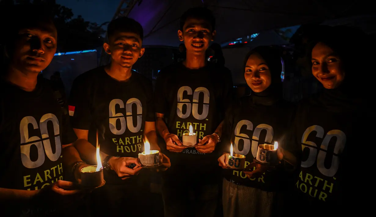 Earth Hour merupakan kampanye global yang diinisiasi organisasi nirlaba pelestarian lingkungan, World Wide Fund (WWF), yang mengajak semua orang untuk mematikan lampu selama satu jam atau 60 menit mulai pukul 20.30 hingga 21.30 waktu setempat. (JUNI KRISWANTO/AFP)