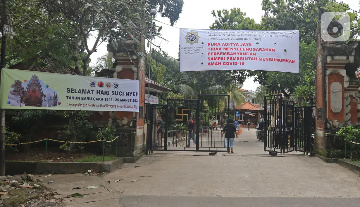 Suasana Pura Aditya Jaya di Jakarta, Selasa (24/3/2020). Ibadah hari suci Nyepi Tahun Baru Saka 1942 di Pura Aditya Jaya tidak menyelenggarakan persembahyangan, namun untuk sembahyang dibatasi dalam mencegah penularan Covid-19. (Liputan6.com/Herman Zakharia)