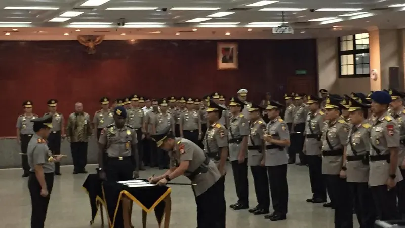 Kapolri Jenderal Pol Tito Karnavian melantik dan memimpin serah terima jabatan (sertijab) Kabareskrim dan 10 pejabat tinggi Polri lainnya.