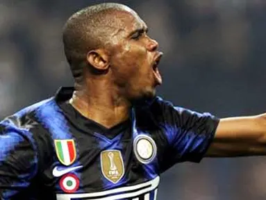 Inter Milan's Cameroonian forward Samuel Eto'o celebrates after scoring against AS Roma on February 6, 2011 during their Serie A football match at the San Siro stadium in Milan. Inter won 5-3. AFP PHOTO / OLIVIER MORIN 