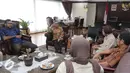 Zulkifli Hasan mendengarkan salah satu anggota Kontras berbicara saat pertemuan di Ruang Kerja Ketua MPR, Senayan, Jakarta, Rabu (16/11). Dalam pertemuan tersebut Zulkifli Hasan mendukung usulan pembentukan komite kepresidenan. (Liputan6.com/Johan Tallo)