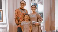 Momen kompak Masayu Anastasia dan Lembu Wiworo Jati asuh anak (Sumber: Instagram/masayuanastasia)