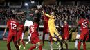 Pemain Plymouth Argyle, Yann Songo'o (atas kiri) berusaha menyundul bola  saat dihadang kiper Liverpool, Loris Karius pada babak ketiga Piala FA di Home Park, Plymouth, (18/1/2017). (Andrew Matthews/PA via AP)