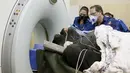 Spesialis dari University of Pretoria's Onderstepoort Veterinary Academy menyiapkan Makokou untuk menjalani CT scan di Veterinary Academy Hospital, Pretoria, Afrika Selatan, Sabtu (6/6/2020). Gorila berumur 35 tahun tersebut menjalani CT scan karena memiliki polip di hidungnya. (Phill Magakoe/AFP)