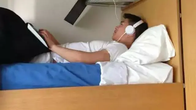 Enggak Sehat, Ini 7 Potret Absurd Cara Orang Pakai Komputer Ini Kocak