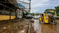 Jalan tampak tertutup lumpur dan sampah usai hujan deras yang dibawa Topan Goni memicu terjadinya banjir di Provinsi Batangas, Filipina, 2 November 2020. Hingga 2 November 2020, jumlah korban jiwa akibat Topan Goni yang melanda bagian selatan Luzon bertambah menjadi 16 orang. (Xinhua/Rouelle Umali)