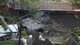 Kondisi tanah yang mendadak amblas di Jalan Raya Gubeng, Surabaya, Jawa Timur, Rabu (19/12). Beruntung saat kejadian, tidak ada kendaraan yang melintas di jalan raya tersebut. (Liputan6.com/Pool/FB Dishub Kota Surabaya)