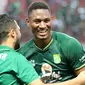 Striker Persebaya Surabaya, Amido Balde, semringah usai mencetak gol perdananya di Shopee Liga 1 2019 saat menghadapi Persela Lamongan dalam laga pekan keenam yang digelar di Stadion Gelora Bung Tomo, Surabaya, Senin (1/7/2019). (Bola.com/Aditya Wany)