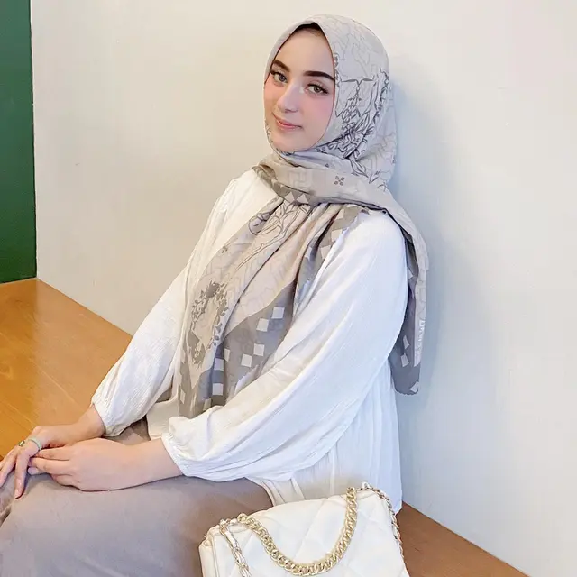 7 Potret Dinan Fajrina, Istri Doni Salmanan yang Tetap Dukung Sang Suami