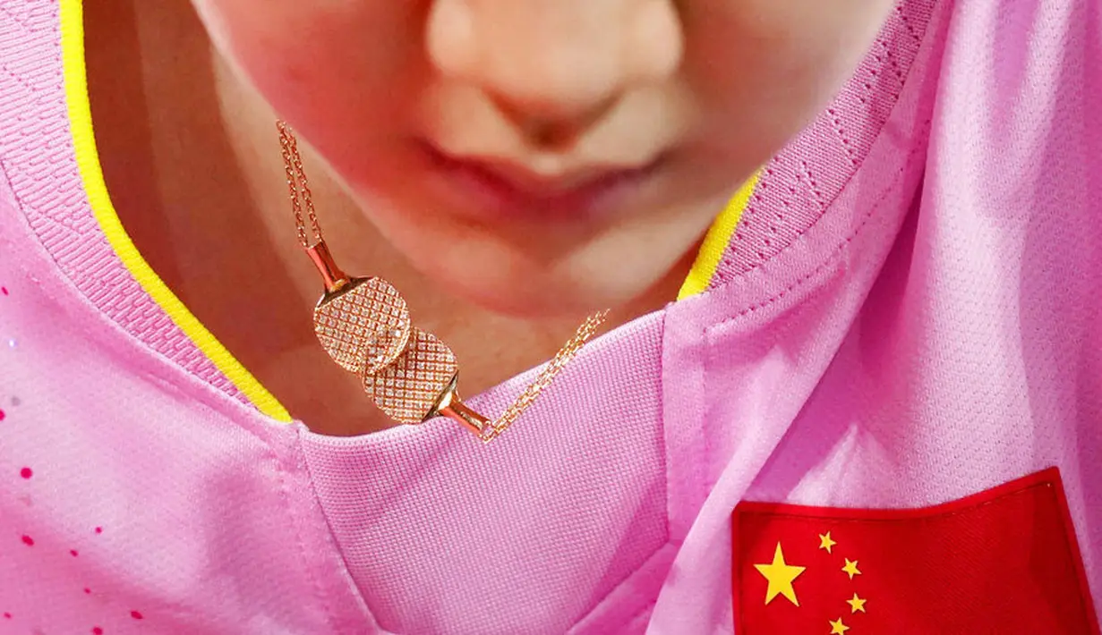 Atlet tenis meja, China, Chen Meng, mengenakan kalung berbentuk raket pada pertandingan perebutan medali emas tunggal putri tenis meja Olimpiade Musim Panas 2020 di Tokyo, Jepang, Kamis (29/7/2021). (Foto:AP/Kin Cheung)