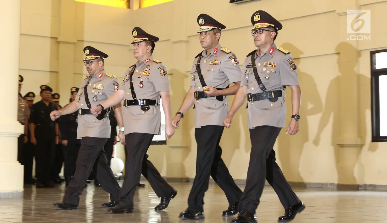Sejumlah Perwira Tinggi (Pati) Polri mengikuti upacara serah terima jabatan (sertijab) di Mako Brimob, Kelapa Dua, Depok, Rabu (14/ 11). Polri mengadakan upacara sertijab Kadiv Humas dan Kapolda Kepulauan Bangka Belitung. (Liputan6.com/Herman Zakharia)