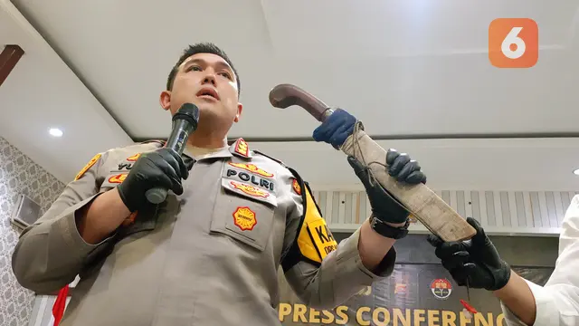 Golok yang Digunakan Mulyana Memutilasi Pacarnya. (Senin, 21/04/2025). (Yandhi Deslatama/Liputan6.com).