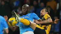 Duel striker Napoli Romelu Lukaku dengan bek Inter Milan, Francesco Acerbi. (CARLO HERMANN / AFP)