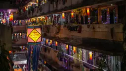 Sebuah bangunan tempat tinggal dihiasi dengan lentera dan lampu selama Diwali, festival cahaya di Mumbai, India, Senin (24/10/2022). Orang India di seluruh negeri merayakan Diwali, festival Hindu yang melambangkan kemenangan cahaya atas kegelapan. (AP Photo/Rafiq Maqbool)