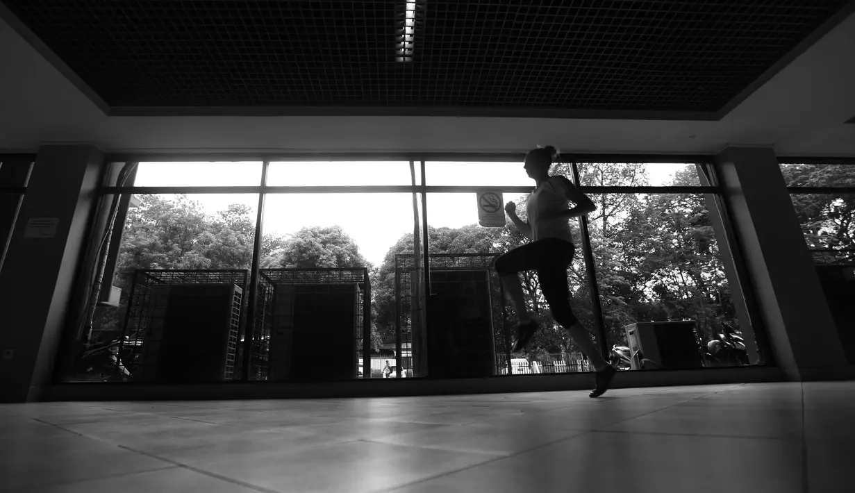 Seorang Atlet Wushu asal Prancis, sedang berlatih sebelum bertanding pada Kejuaraan Dunia Wushu 2015 di Istora, Senayan, Jakarta, Selasa (17/11/2015). (Bola.com/Nicklas Hanoatubun)