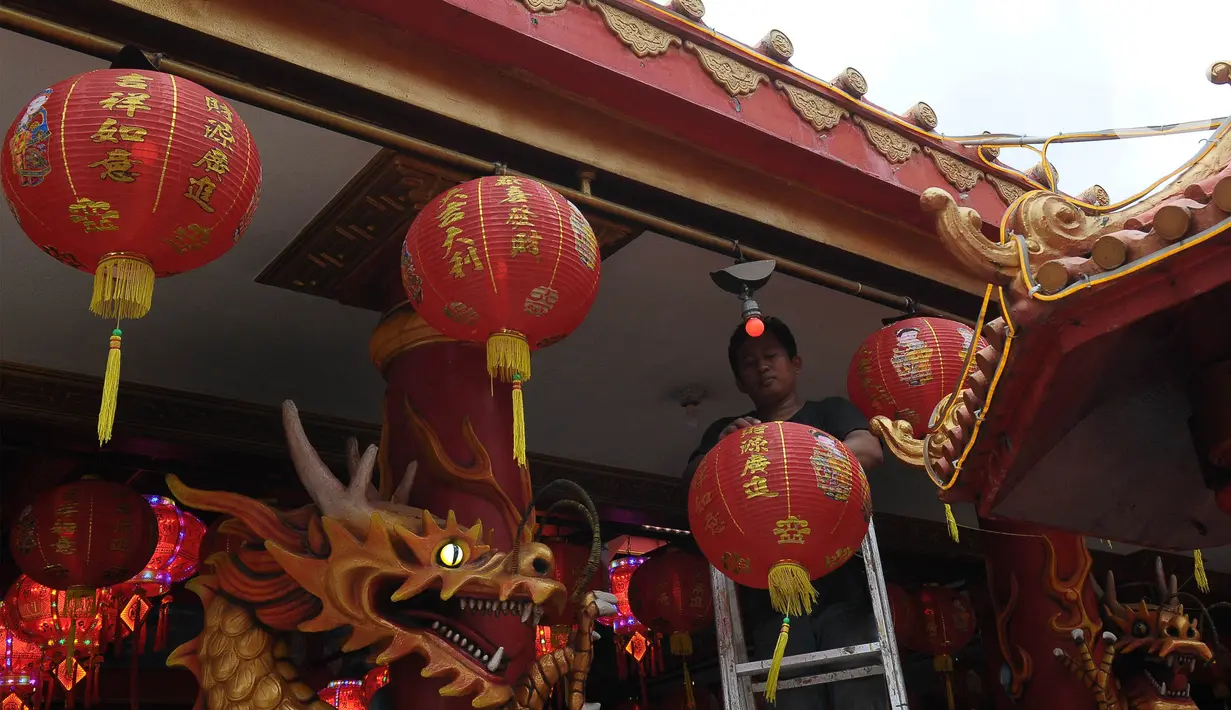 <p>Lampu lampion menjadi salah satu ornamen yang lekat pada perayaan Tahun Baru Imlek. (merdeka.com/Imam Buhori)</p>