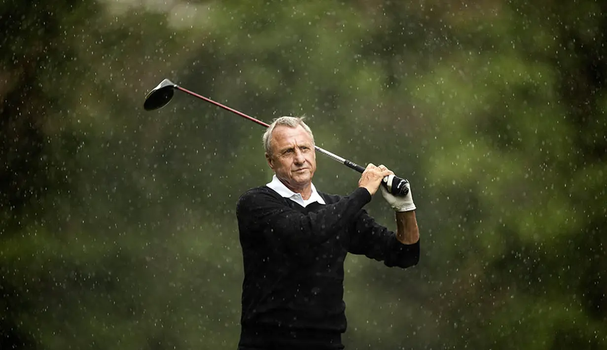 Johan Cruyff, bermain golf saat Pro-AM KLM Open di Hilversum, Belanda, Rabu (7/9/2011). Masa tua dari mantan pelatih Barcelona itu dihabiskan untuk berkumpul dengan keluarga dan berolahraga. (AFP/Robert Vos)
