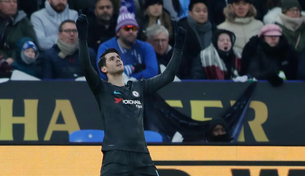 Penyerang Chelsea, Alvaro Morata melakukan selebrasi usai mencetak gol ke gawang Leicester City pada perempatfinal Piala FA di stadion King Power, Inggris (18/3). The Blues akan menghadapi Southampton pada laga semifinal. (AP Photo / Frank Augstein)