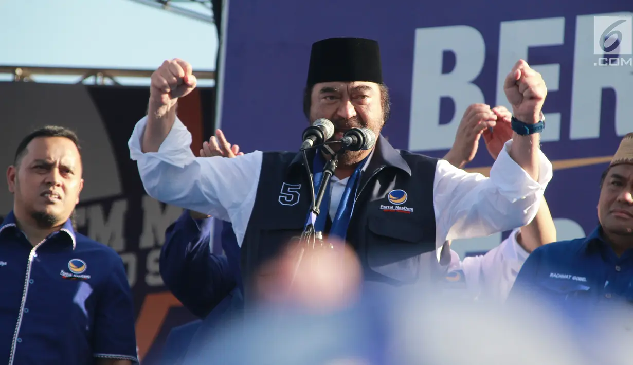 Ketua Umum Partai Nasdem, Surya Paloh memberi sambutan saat Kampanye Rapat Umum di Gorontalo, Minggu (24/3). Kampanye Rapat Umum akan berlangsung selama 21 hari yakni mulai 24 Maret hingga 13 April 2019. (Liputan6.com/Arfandi Ibrahim)