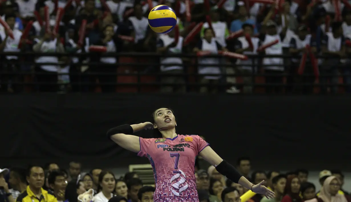 Pevoli PGN Popsivo, Amalia Fajrina, melakukan servis saat melawan Jakarta Pertamina Energi pada final Proliga 2019 di GOR Among Rogo, Yogyakarta, Sabtu (23/2). Popsivo menang 3-2 atas Pertamina. (Bola.com/Yoppy Renato)