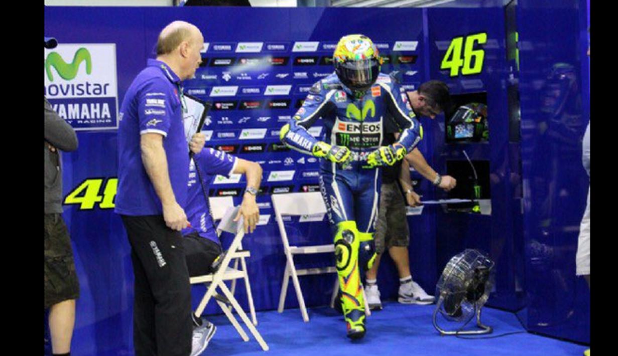 Valentino Rossi bersiap di paddock Movistar Yamaha jelang sesi tes pramusim MotoGP hari pertama di Sirkuit Losail, Qatar, Rabu (2/3/2016) waktu setempat. (Bola.com/Twitter)