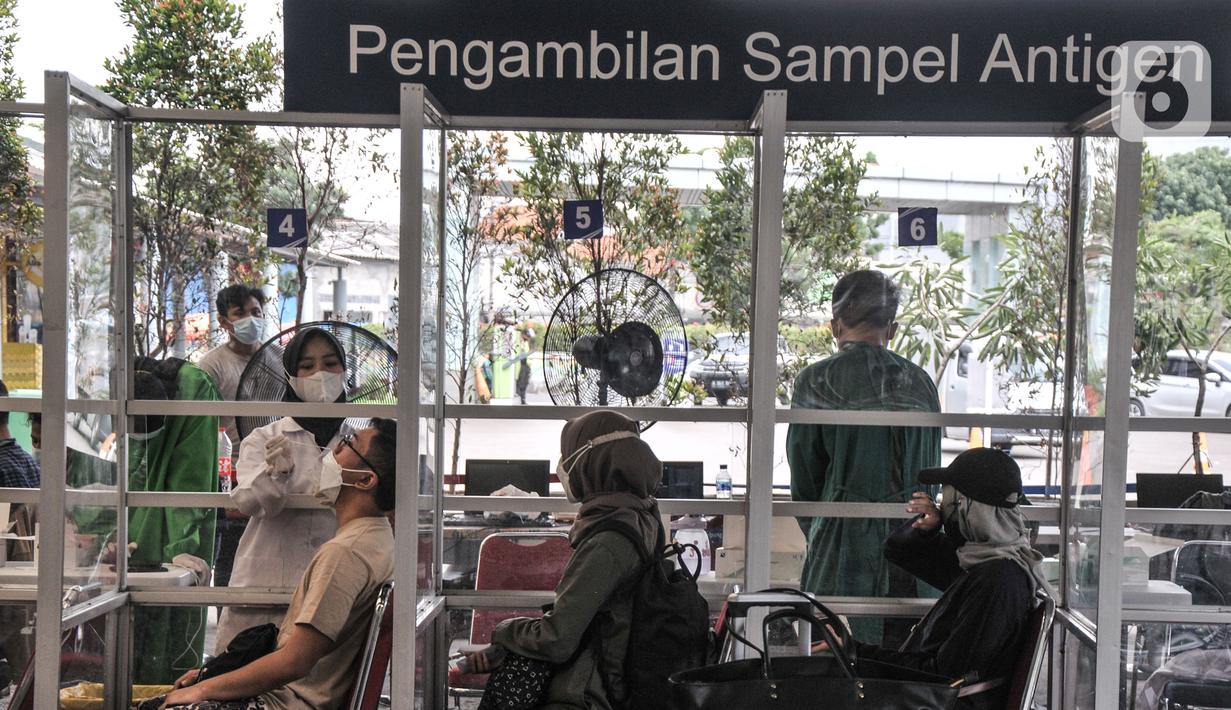 Calon penumpang melakukan tes antigen di Stasiun Pasar Senen, Jakarta, Senin (3/1/2022). PT KAI (Persero) menurunkan tarif tes antigen di stasiun bagi penumpang KA jarak jauh menjadi Rp35 ribu dari harga sebelumnya Rp45 ribu sebagai bentuk peningkatan pelayanan. (merdeka.com/Iqbal S. Nugroho)